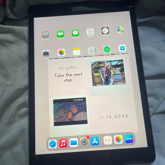 iPad 8th Gen with Apple Magic Keyboard -32GB - Picture 1 of 7